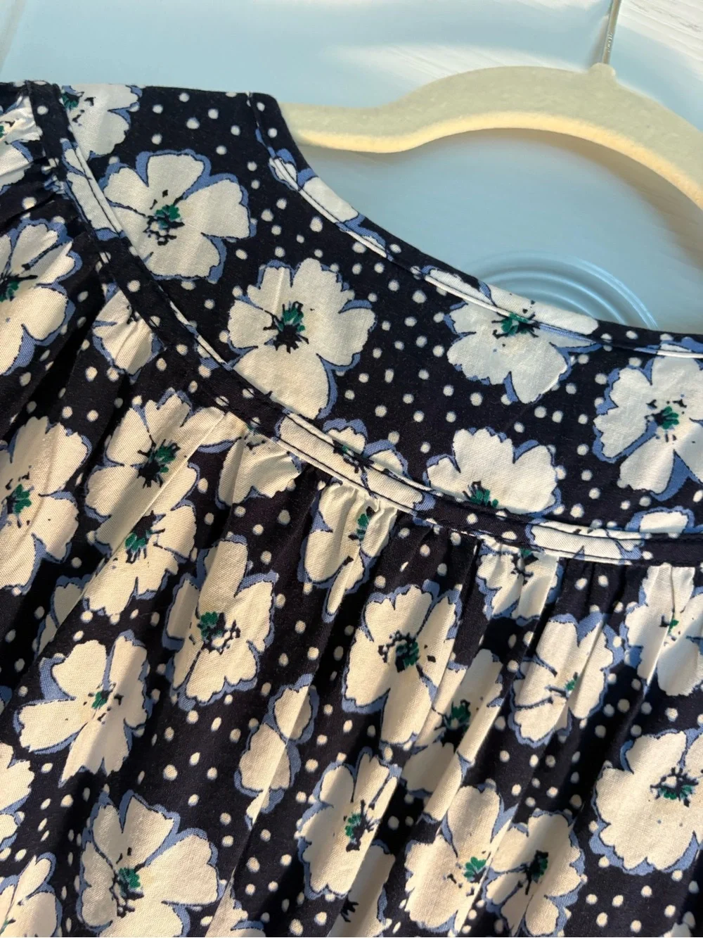 EUC LOFT Navy and White Daisy Floral Puff Sleeve Blouse Sz Lrg